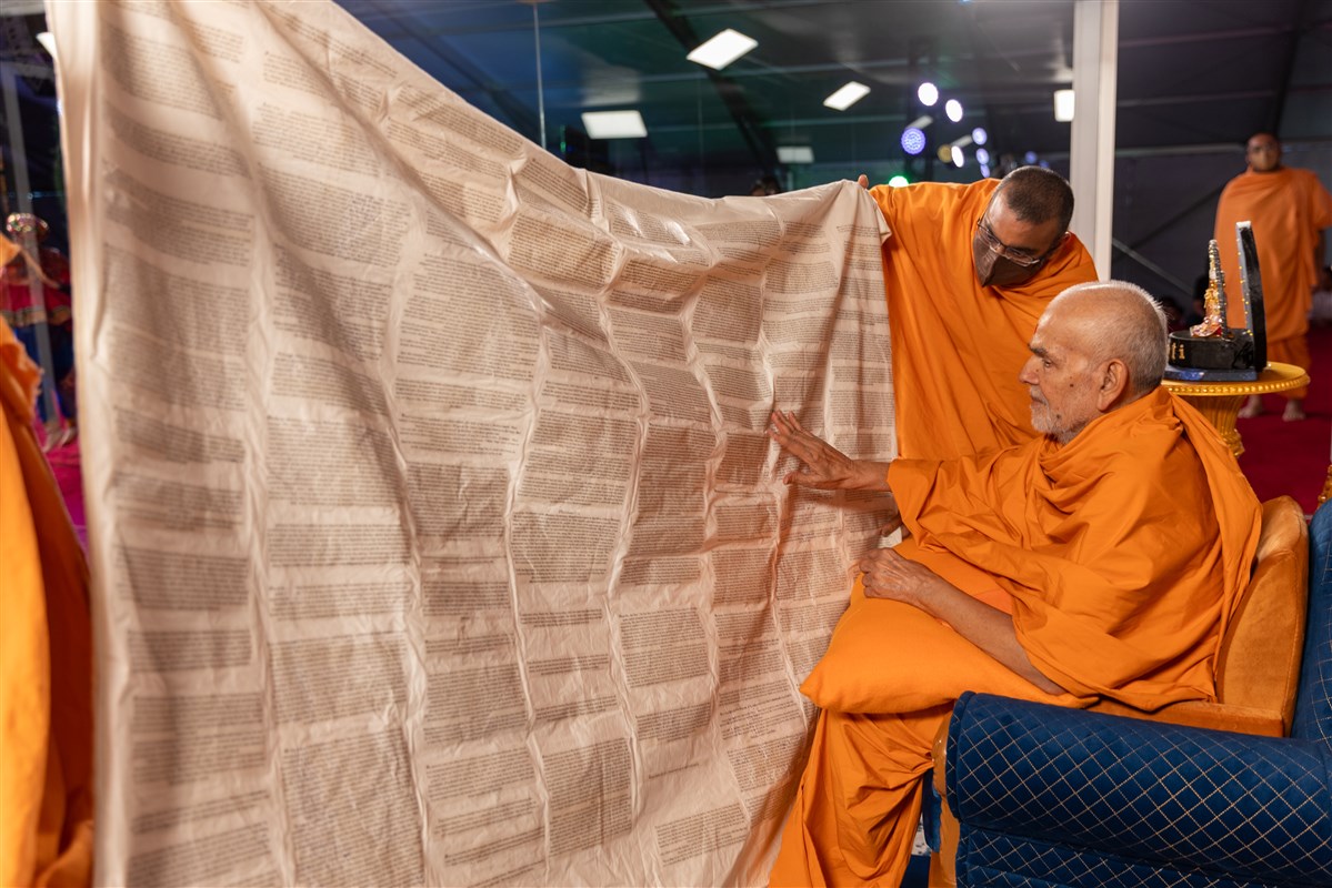 Swamishri sanctifies a shawl