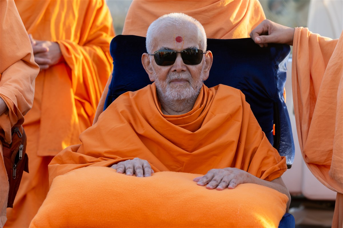 Swamishri on his way to his residence after the assembly