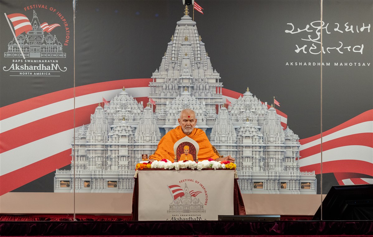 Swamishri meditates during puja 