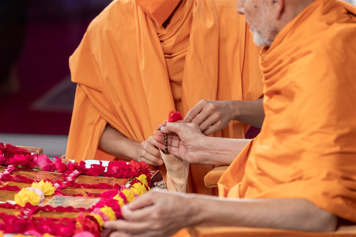 Swamishri prepares to do mala in his puja