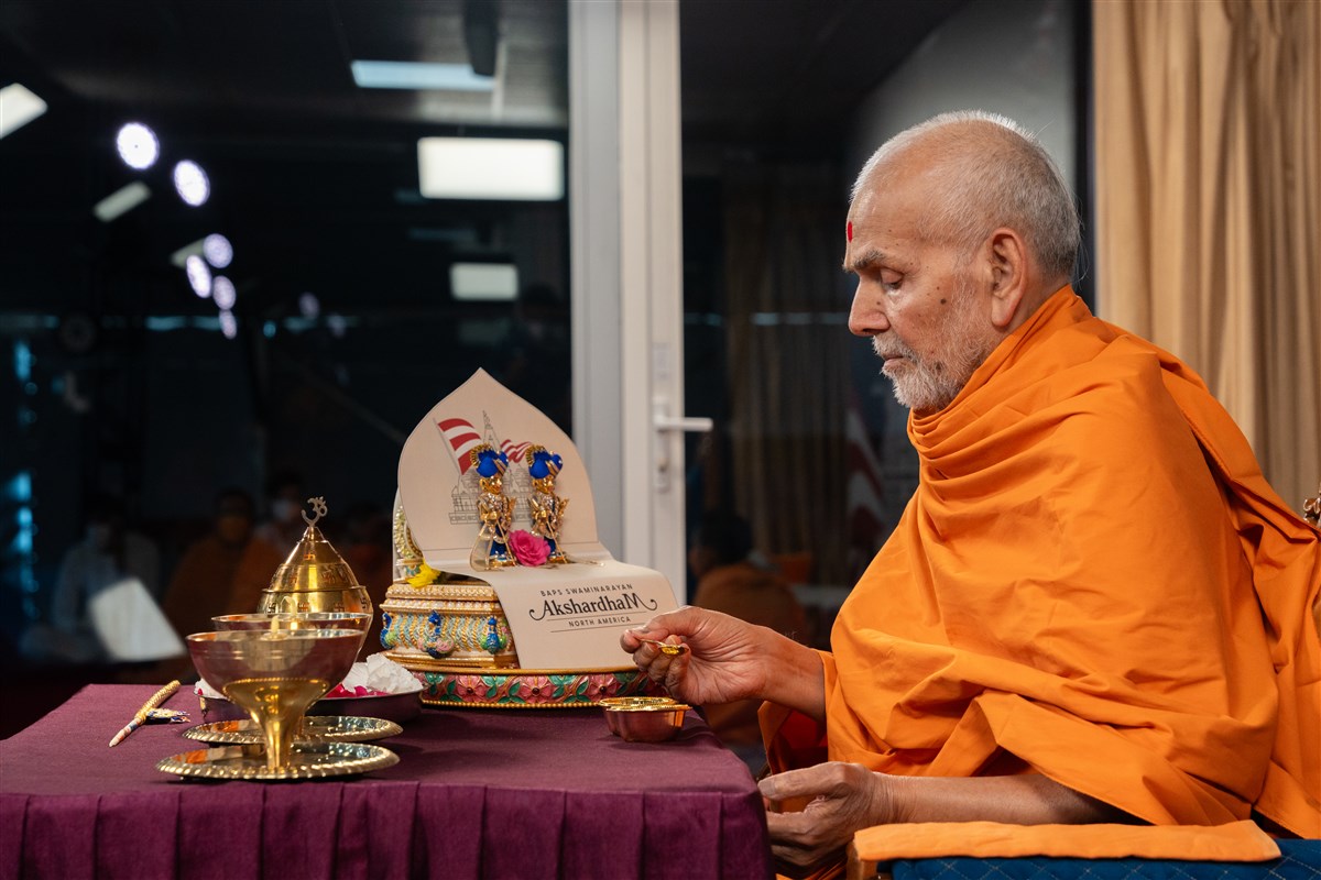 Swamishri is deeply immersed in Vedic rituals during the launch of the Festival of Inspirations to be celebrated in Robbinsville, New Jersey