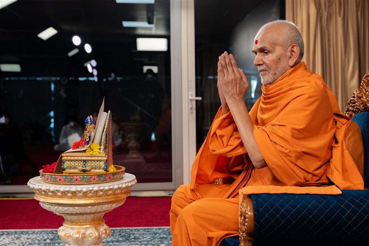 Swamishri greets with folded hands