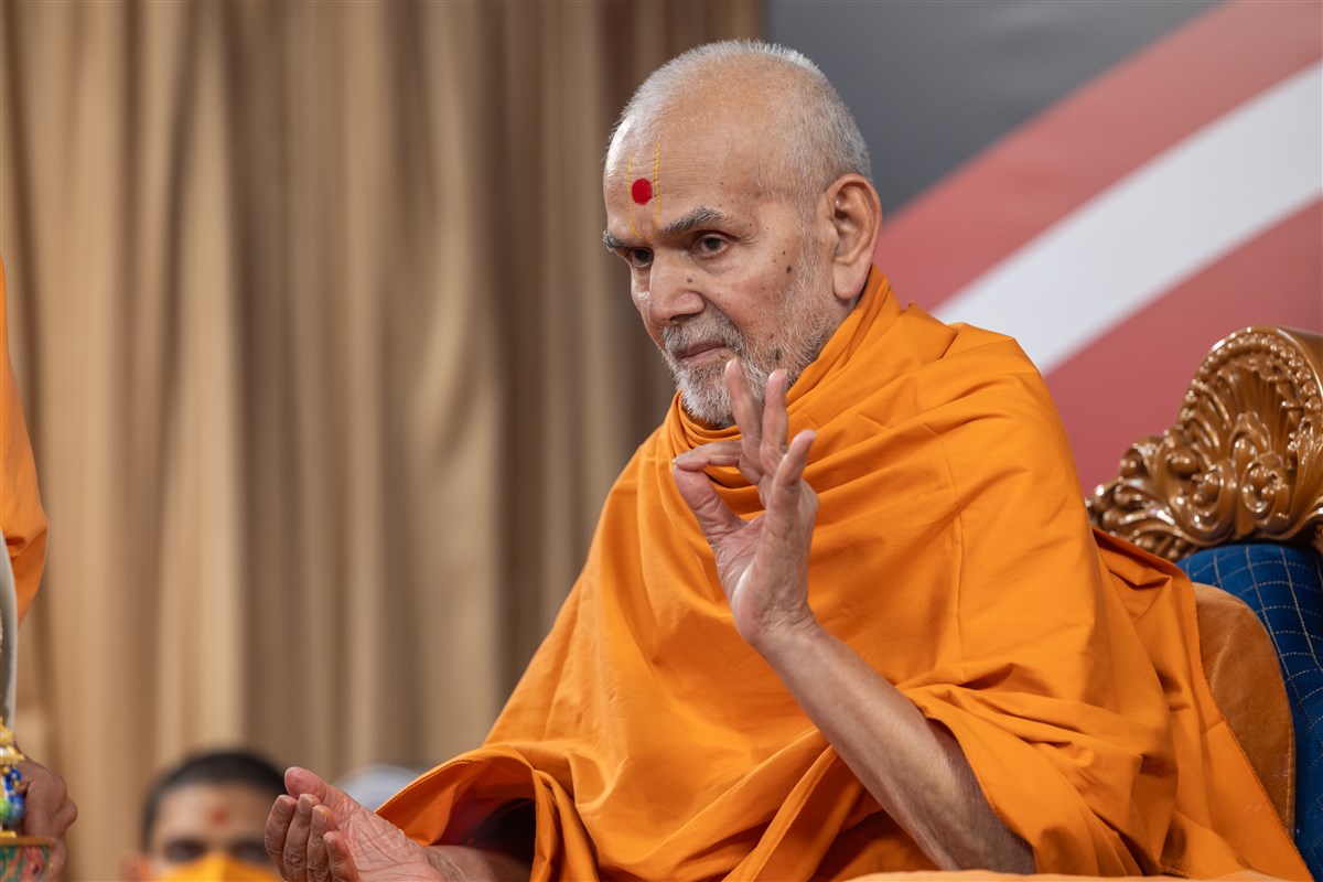 Swamishri gestures during the dhun sankalp