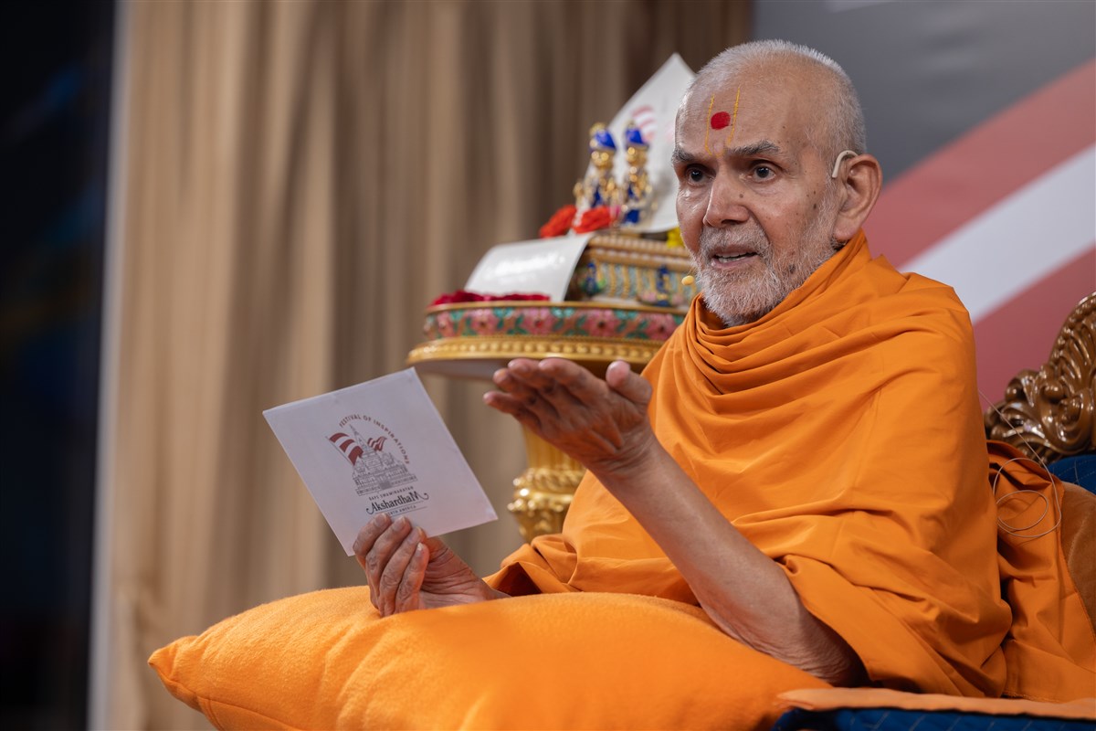 Swamishri delivers a discourse during the launch of the Festival of Inspirations to be celebrated in Robbinsville, New Jersey