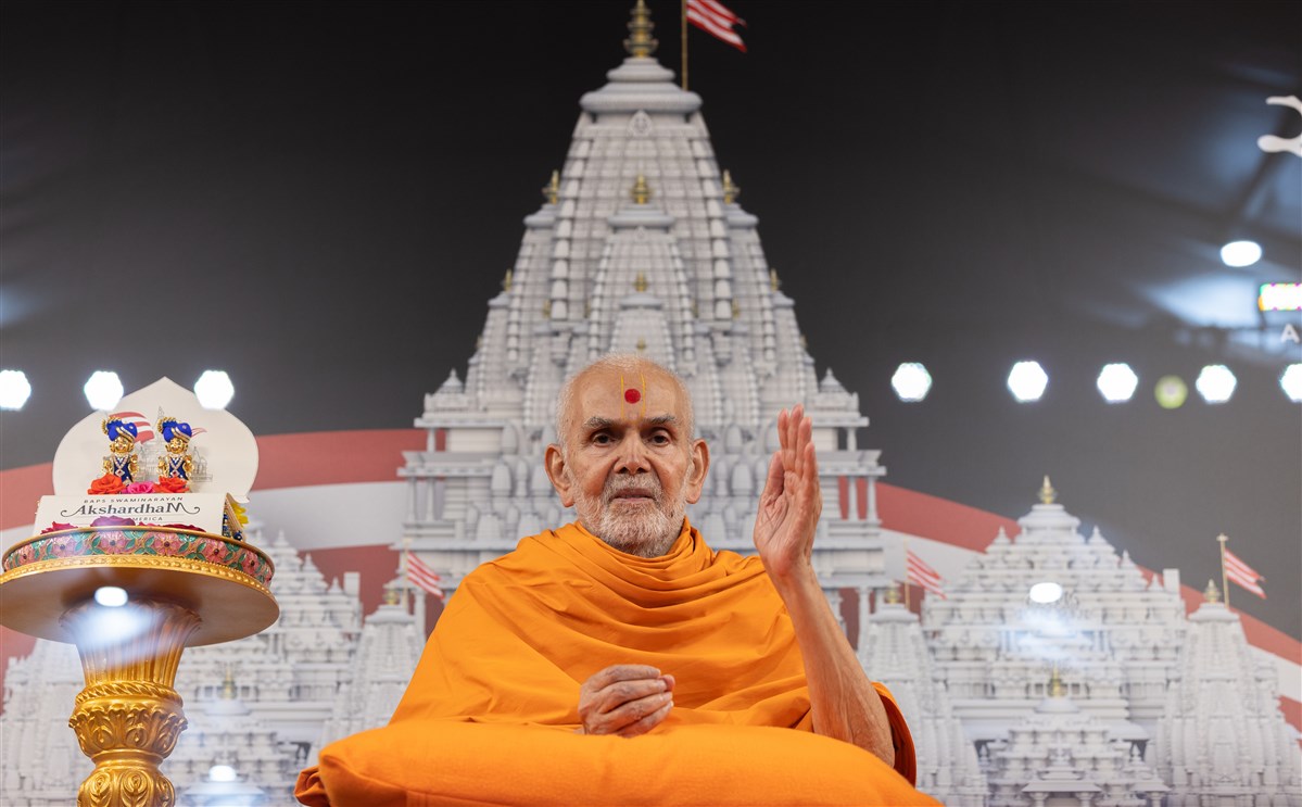 Swamishri delivers a discourse during the launch of the Festival of Inspirations to be celebrated in Robbinsville, New Jersey