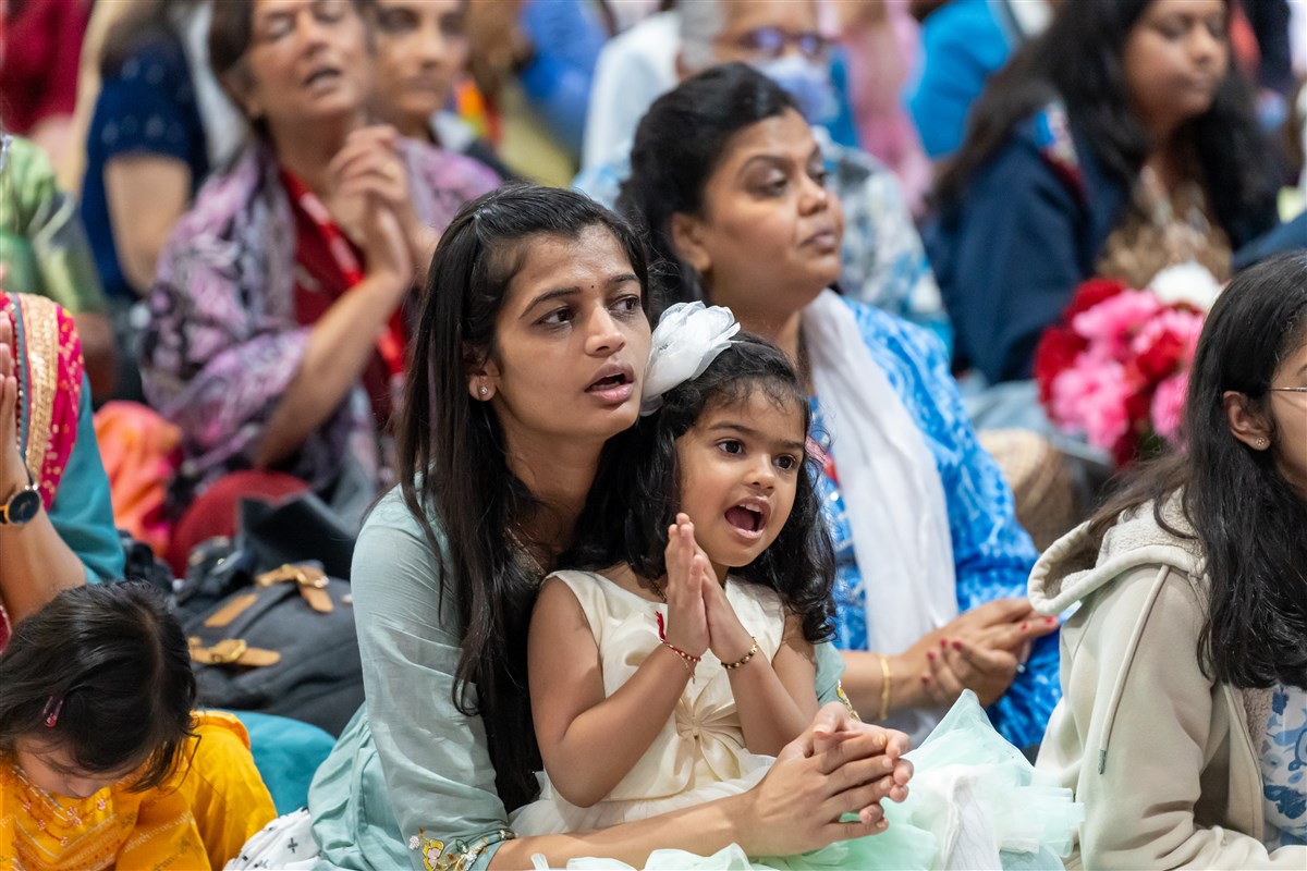 Devotees engrossed in the darshan of Swamishri
