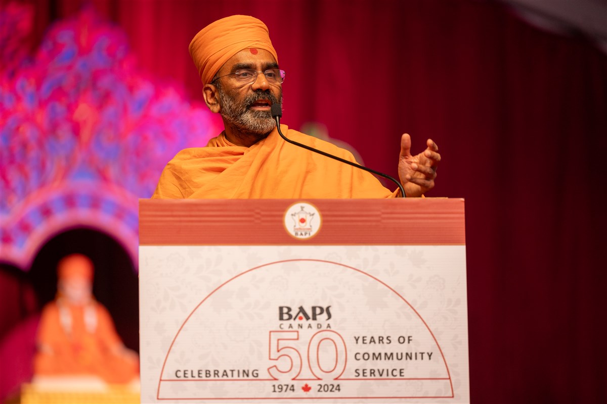 Chaitanyamurtidas Swami delivers a speech to the evening gathering, marking the 50th anniversary of BAPS in Canada