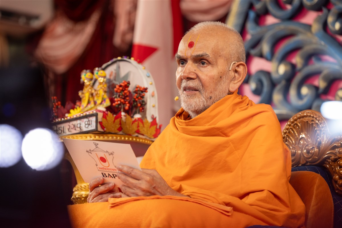 Swamishri delivers the evening discourse
