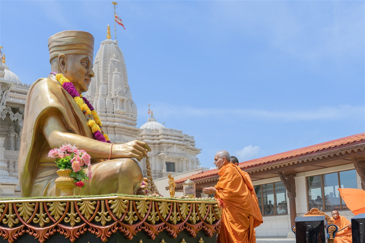 Swamishri prays before the murti of Brahmaswarup Pramukh Swami Maharaj