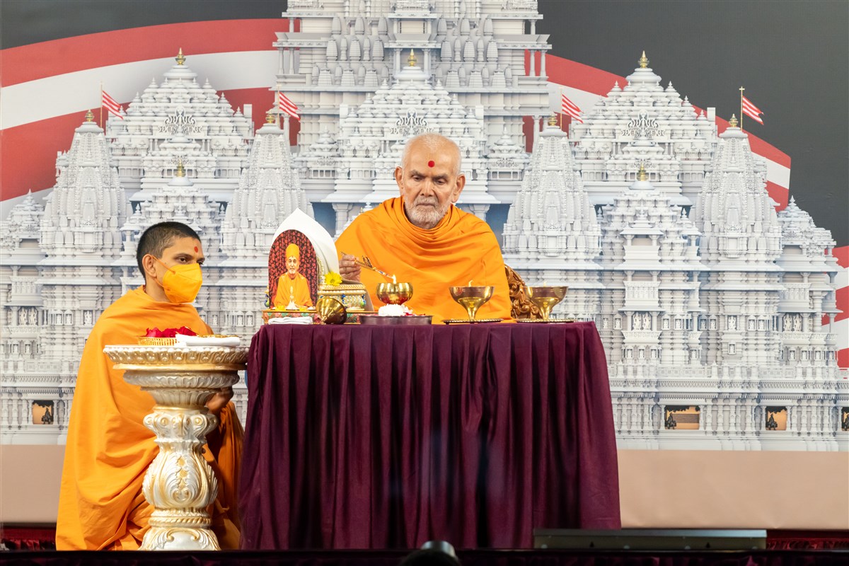 Swamishri lights the lamp to launch the Festival of Inspirations to be celebrated in Robbinsville, New Jersey