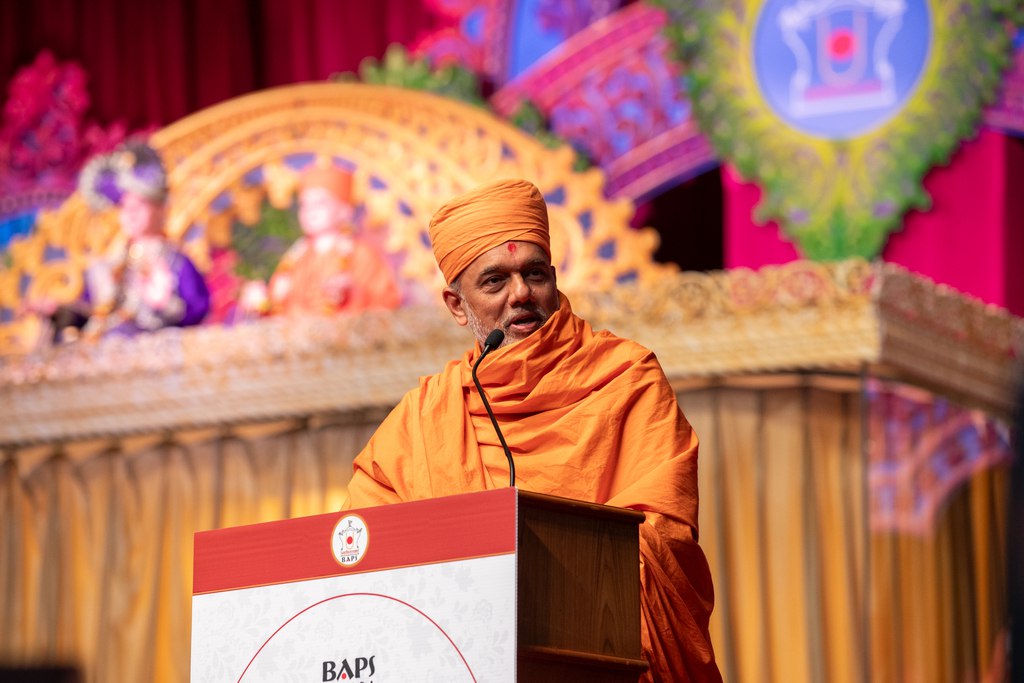 Gnanvatsaldas Swami delivers a speech to the evening gathering, marking the 50th anniversary of BAPS in Canada