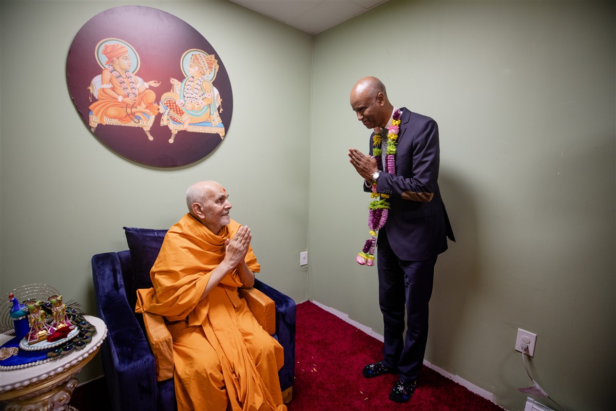 Hon. Ahmed Hussen, Minister of Housing and Diversity and Inclusion with HH Mahant Swami Maharaj
