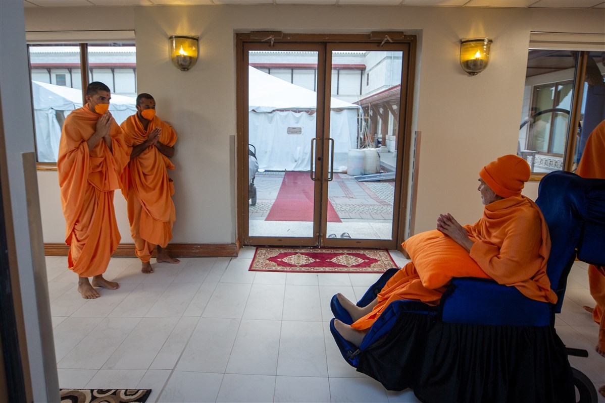Swamis engrossed in the darshan of Param Pujya Mahant Swami Maharaj