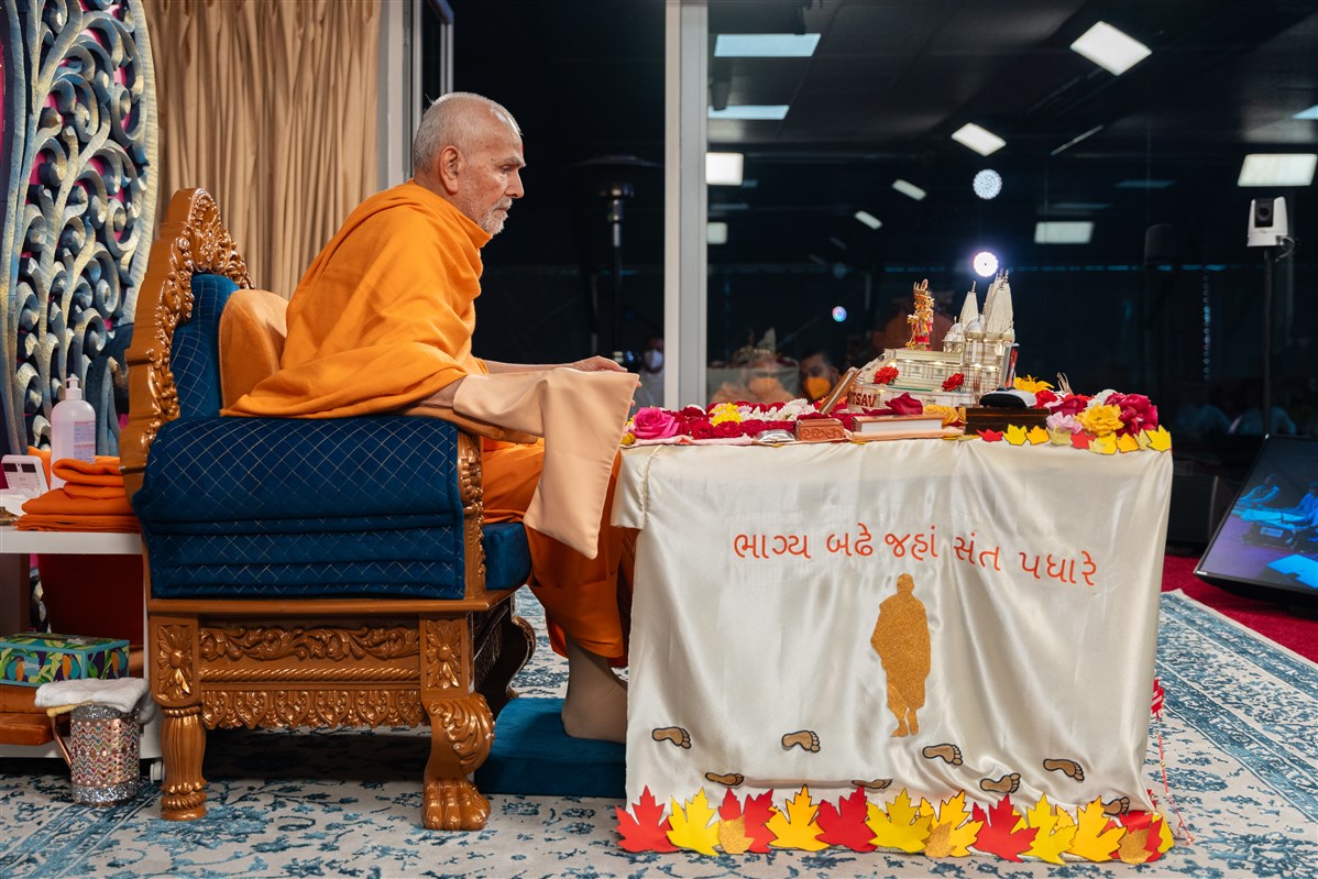 Swamishri deeply engrossed during puja