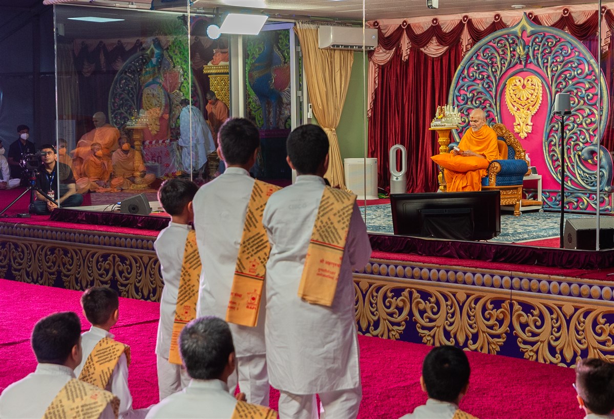 Swamishri reads the Shikshapatri and Satsang Diksha as children recite Sanskrit verses