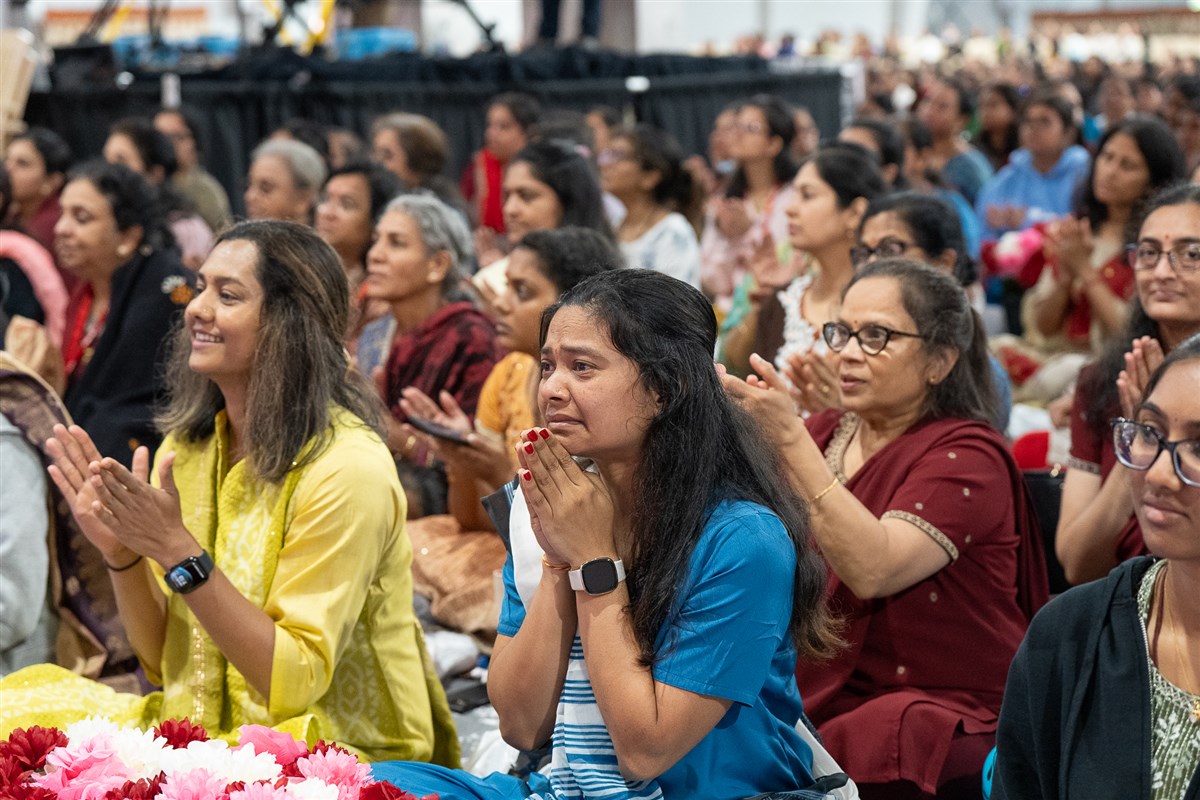 Devotees engrossed in the darshan of Swamishri