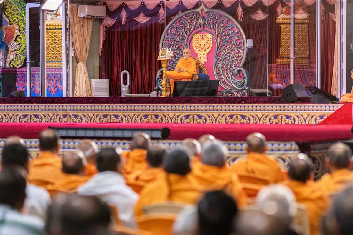 Swamishri engrossed in darshan of swamis and devotees