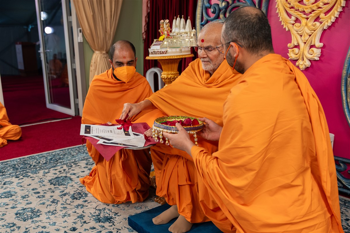 Swamishri sanctifies certificates for children