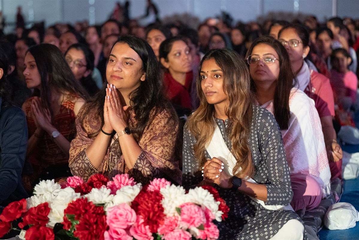 Devotees engrossed in the darshan of Swamishri