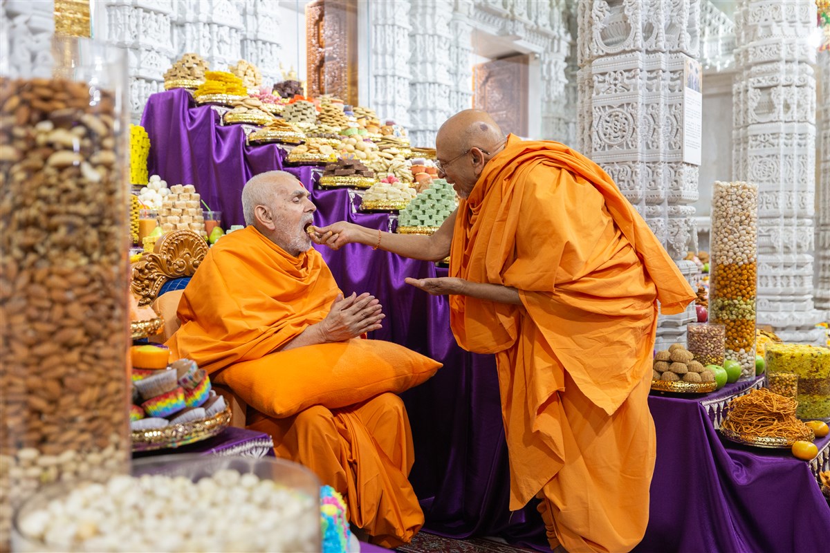 Swamishri partakes Annakut prasad