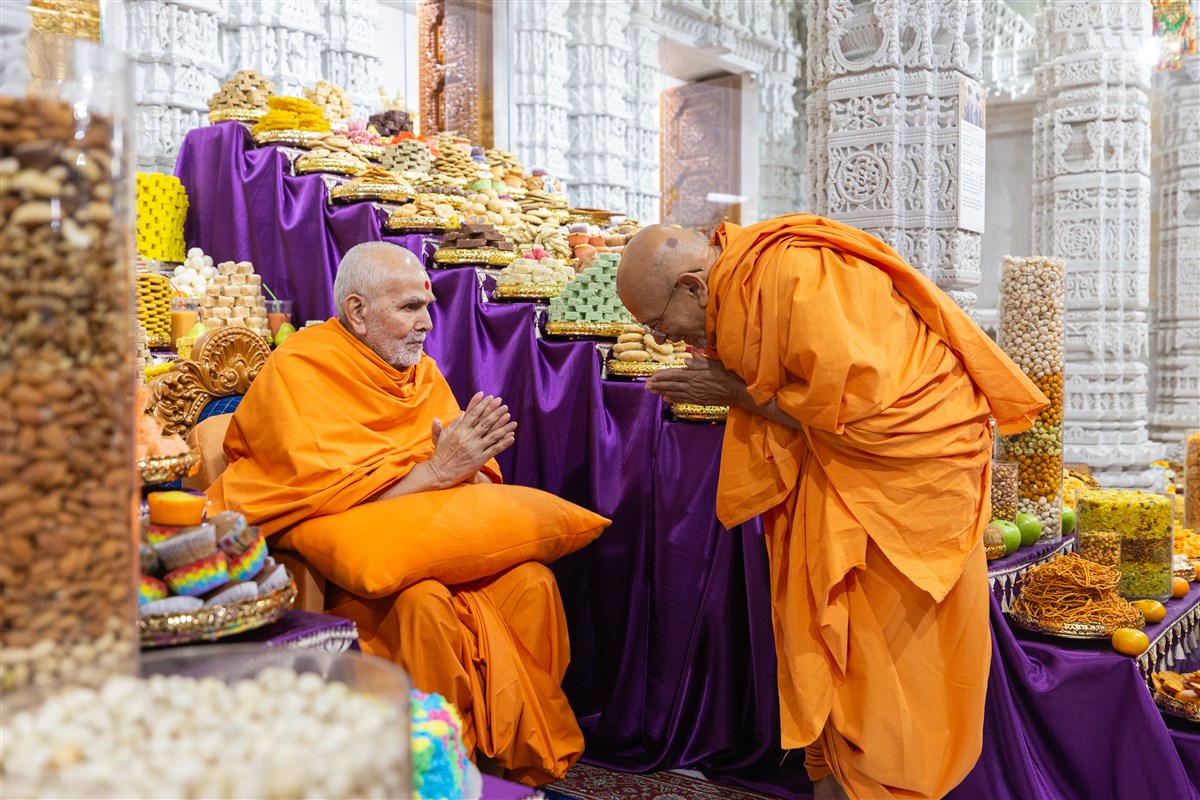 Sadguru Tyagvallabhdas Swami reverently bows to Swamishri