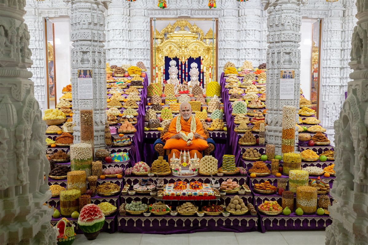 Swamishri amidst the annakut