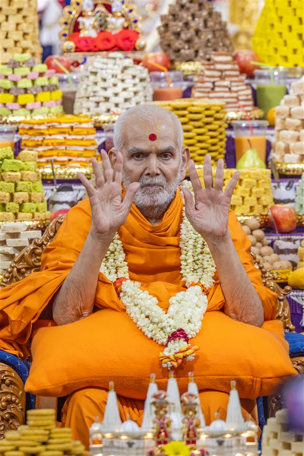 Swamishri bestows his blessings