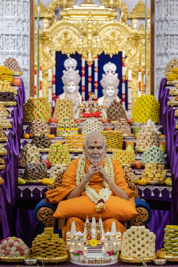 Swamishri prays while sitting amidst the Annakut
