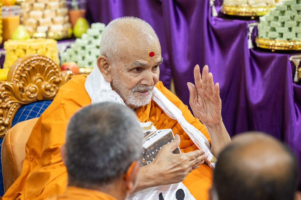 Swamishri in conversation with Swamis