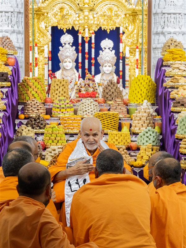 Swamishri in conversation with Swamis
