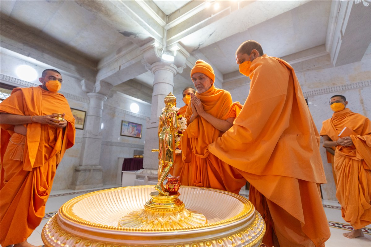 Swamishri is engrossed in prayers to Shri Nilkanth Varni