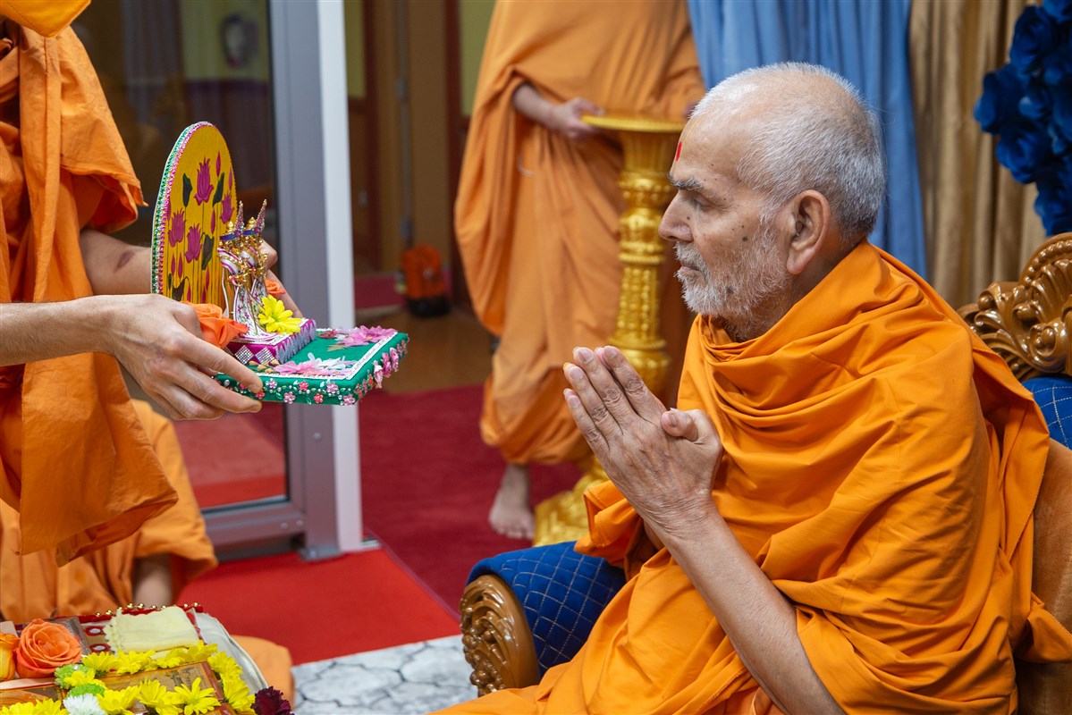 Swamishri engrossed in the darshan of Shri Harikrishna Maharaj and Shri Gunatitanand Swami Maharaj