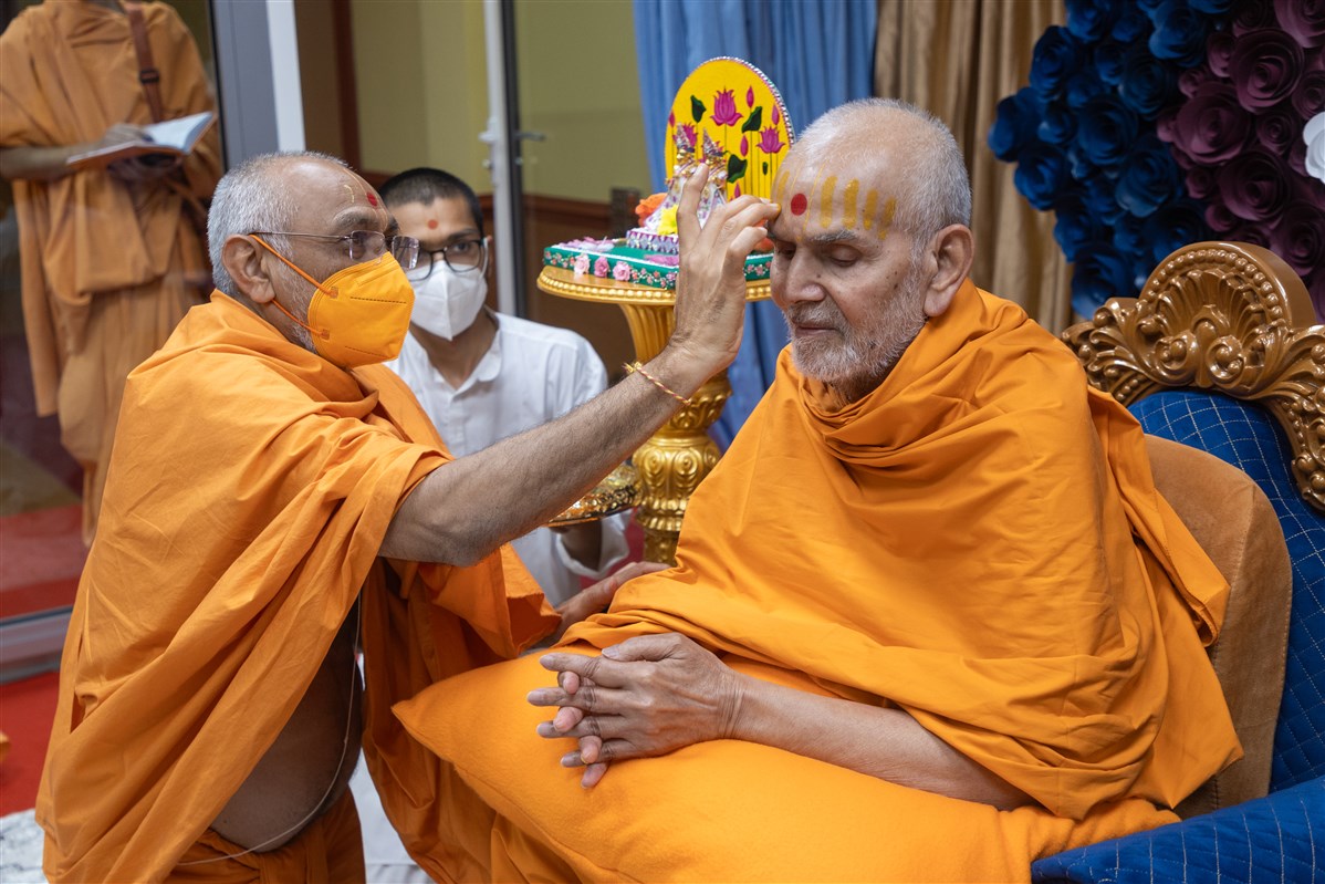 Shrutiprakashdas Swami applies chandan archa to Swamishri