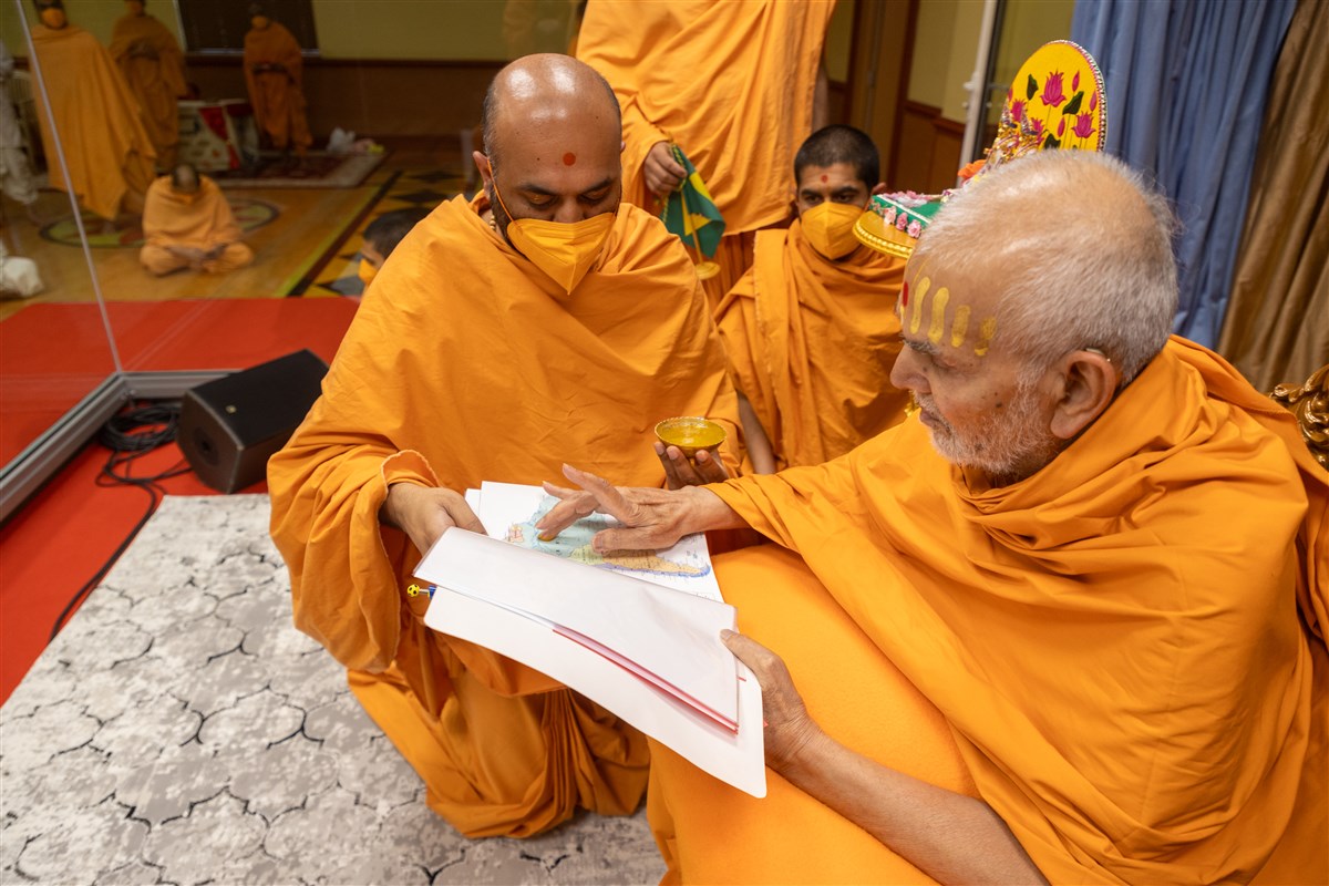 Swamishri sanctifies the map of South America