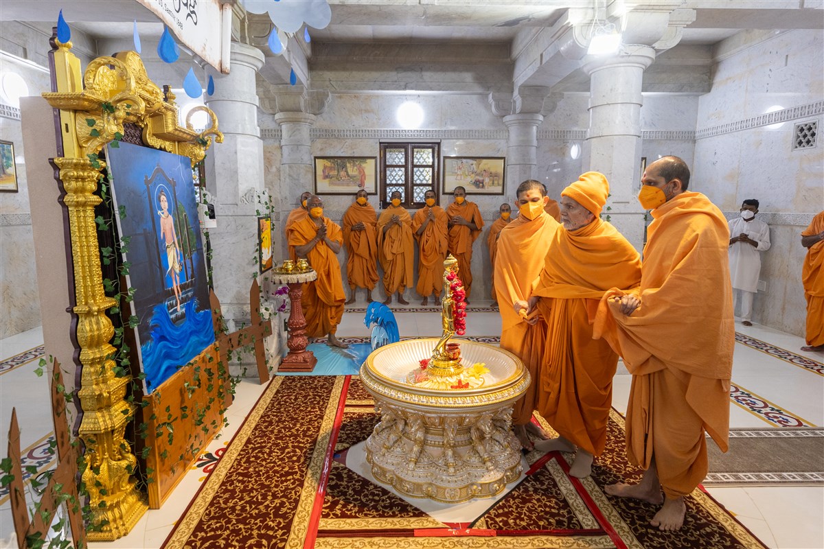 Swamishri observes the painting of Shri Nilkanth Varni