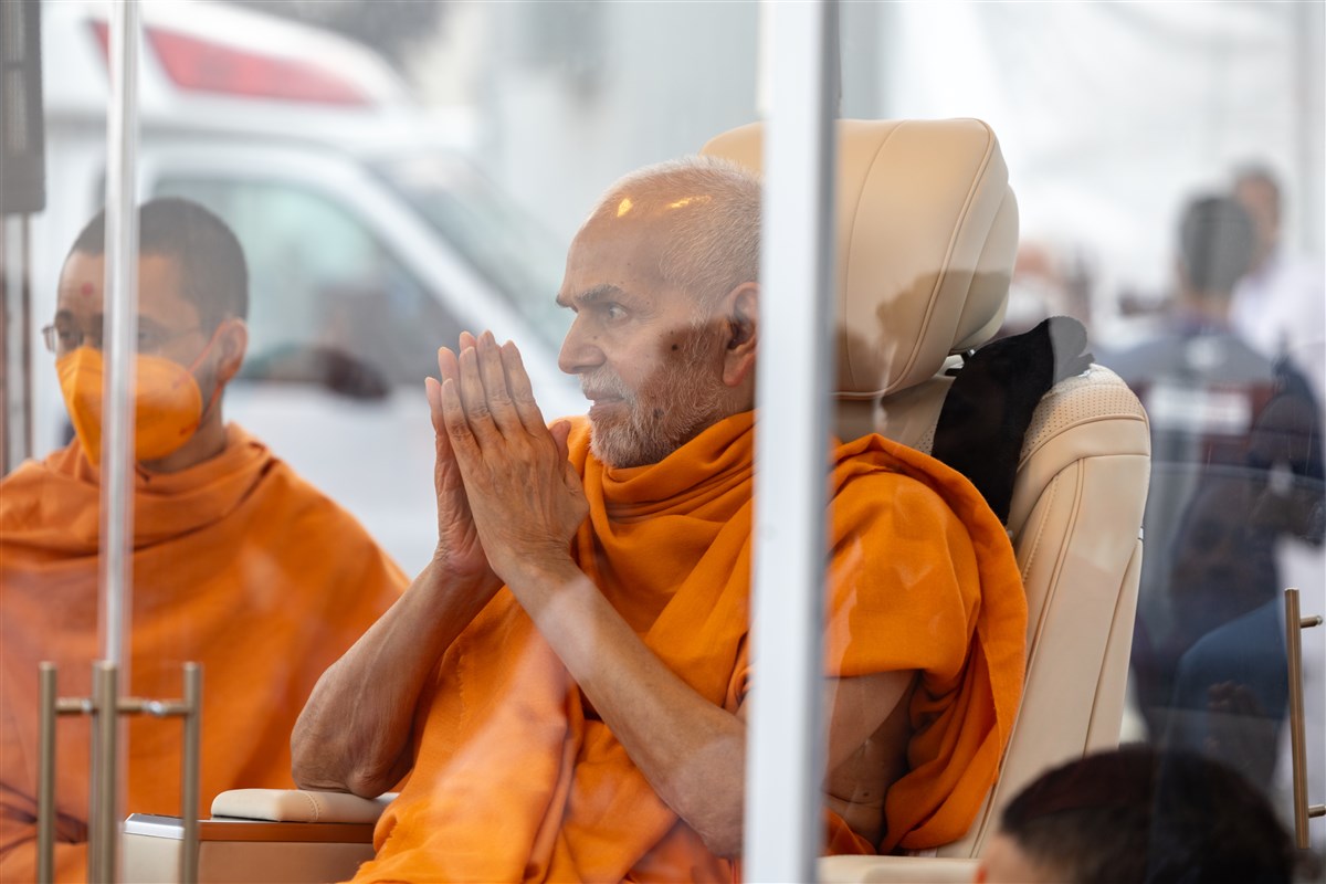 Swamishri greets the devotees with folded hands