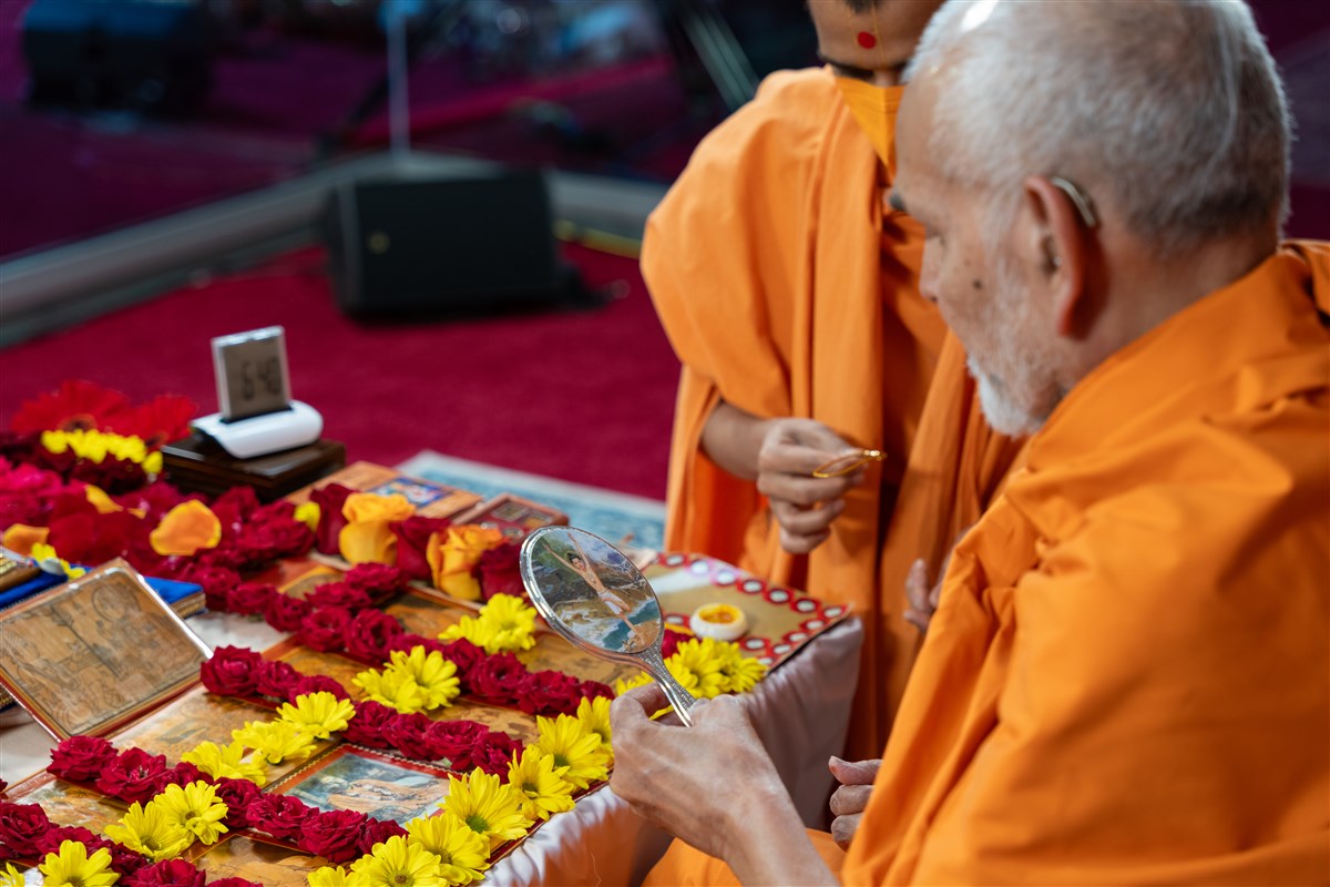 Swamishri observes the murti of Shri Nilkanth Varni 
