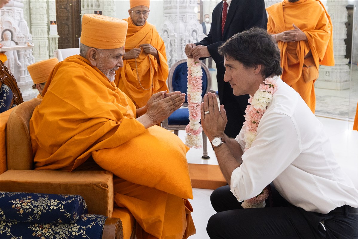 Swamishri greets Prime Minister Trudeau with folded hands
