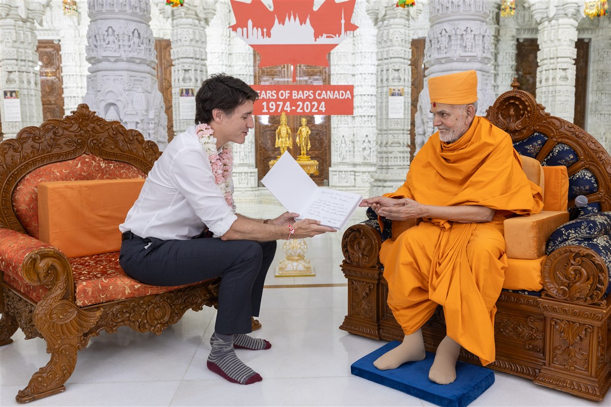Swamishri graciously gifts the 'Satsang Diksha' to Prime Minister Trudeau