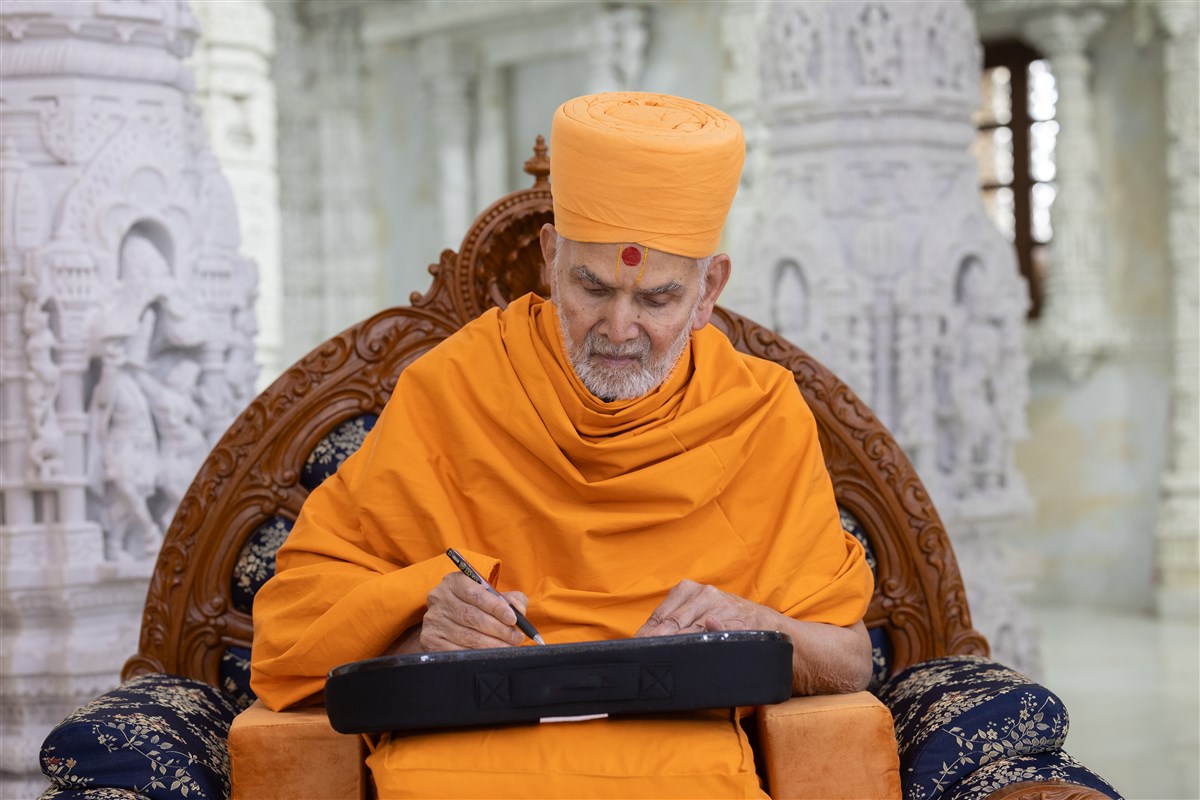 Swamishri writes personal blessings for Prime Minister Trudeau