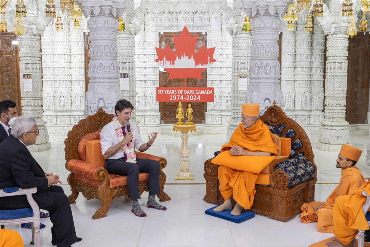 Prime Minister Trudeau and Swamishri are immersed in a dialogue