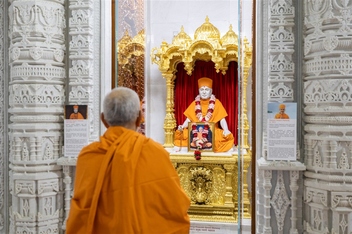 Swamishri engrossed in darshan of Pramukh Swami Maharaj