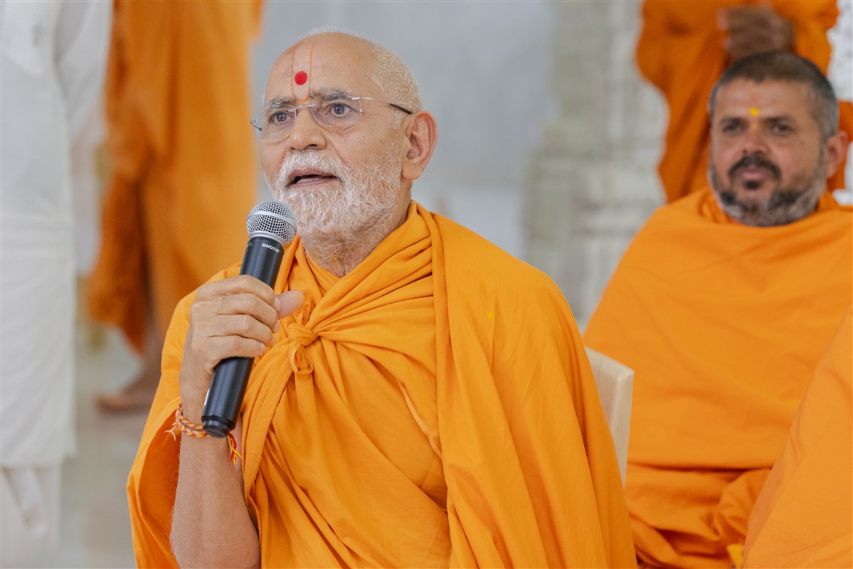 Gnanpriyadas Swami offers kirtan bhakti during Swamishri's puja