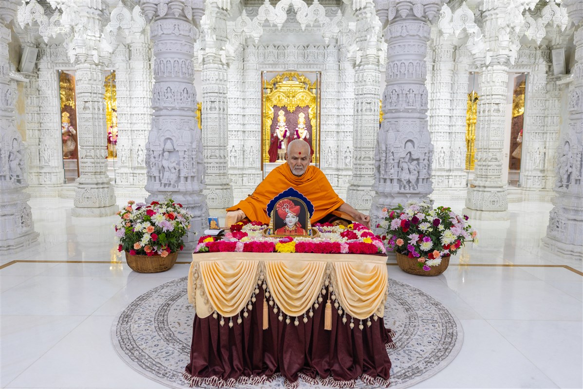 Unique darshan of Swamishri doing puja in the mandir