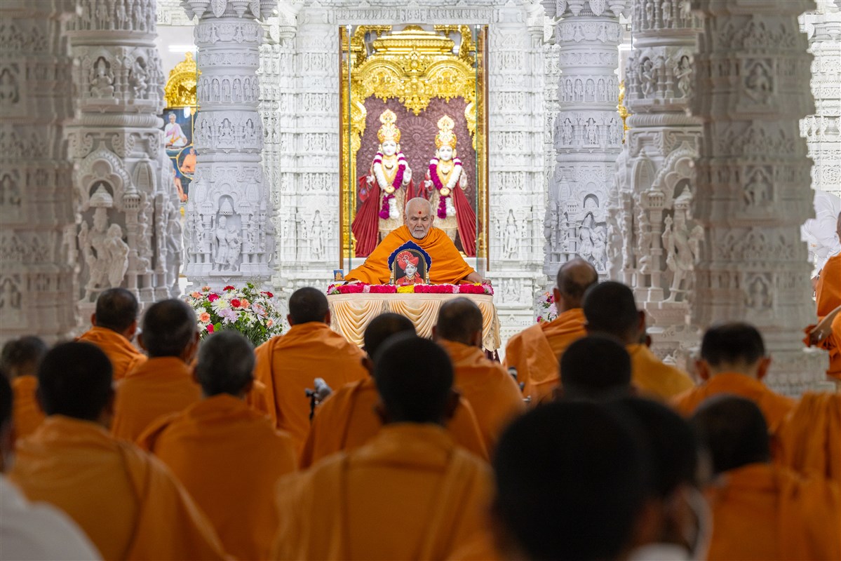 Swamis engage in the exclusive darshan of Swamishri performing puja