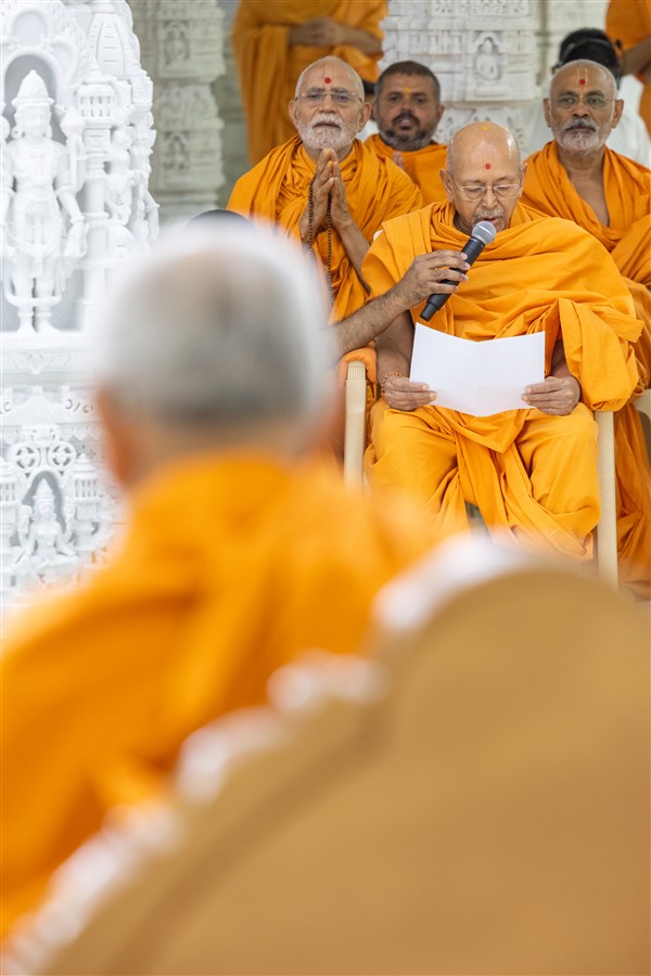 Sadguru Tyagvallabhdas Swami leads the sadhana mantra and daily prayer in Swamishri's puja