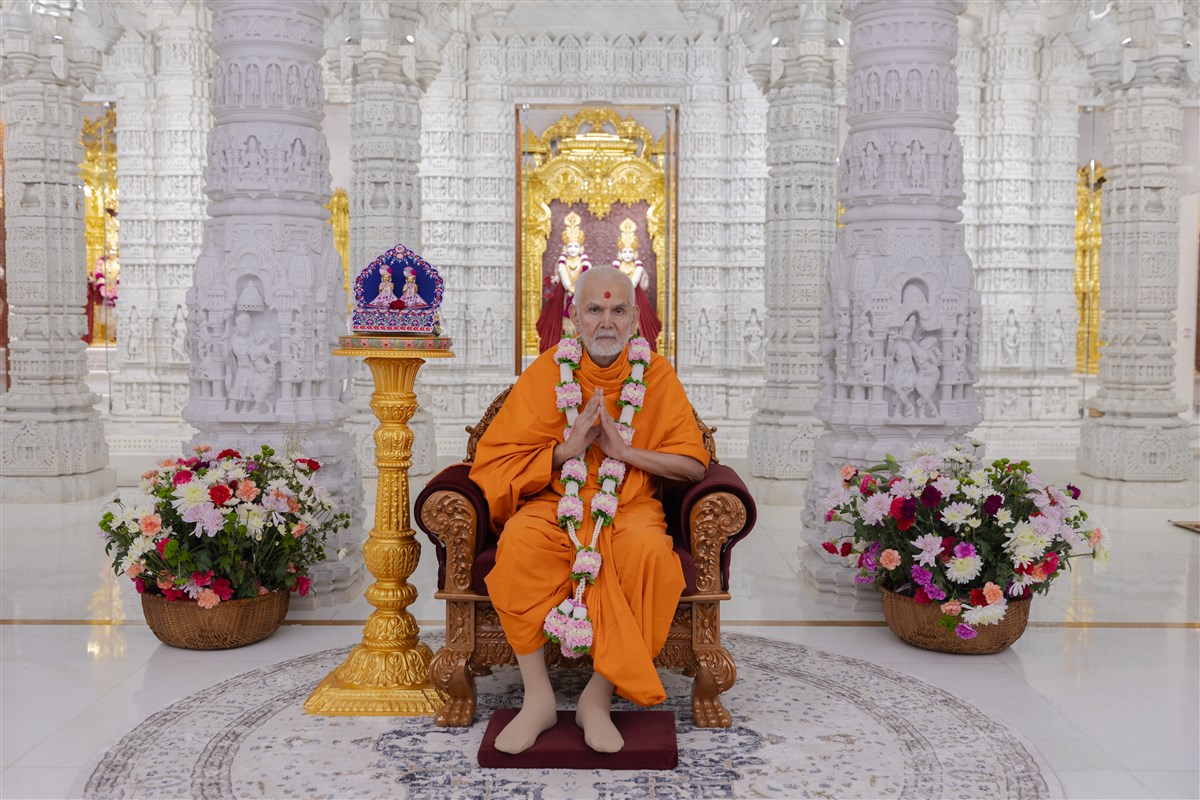 Swamishri honoured with a garland