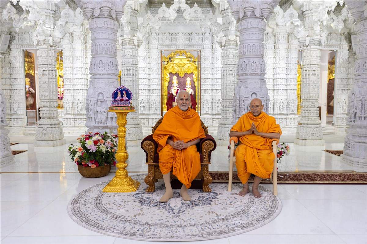 Swamishri and Sadguru Tyagvallabhdas Swami together under the mandir dome
