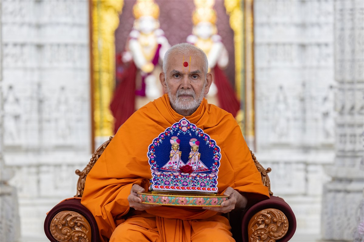 Swamishri with Shri Harikrishna Maharaj & Shri Gunatitanand Swami