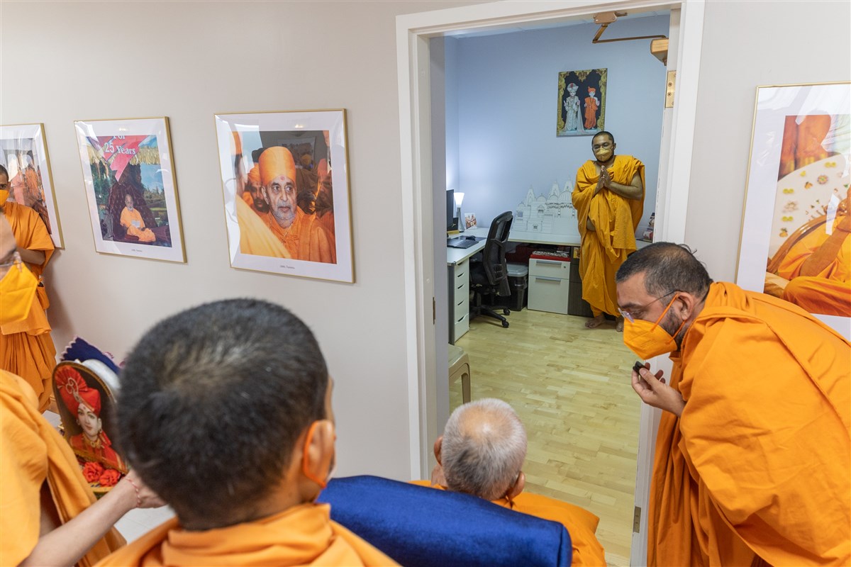 Swamishri visits offices in the mandir complex